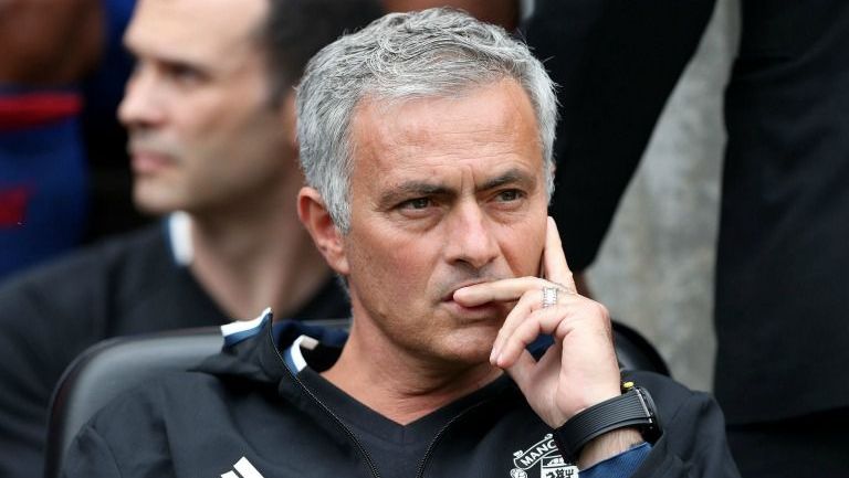 José Mourinho observa un partido del Manchester United