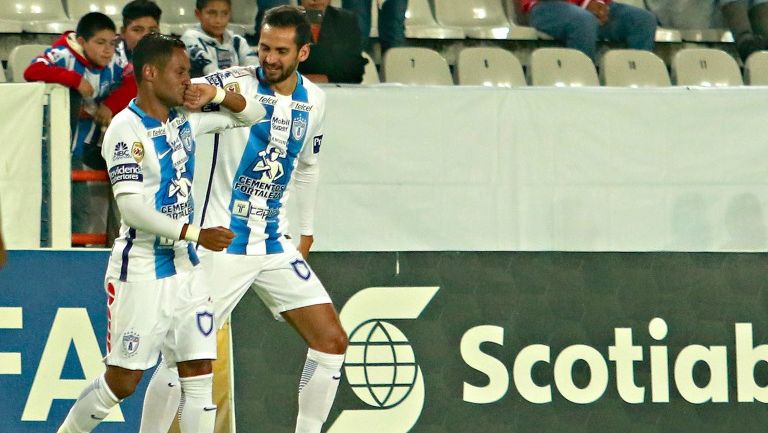 Goncalves celebra junto a Rául López el gol de la victoria de Tuzos