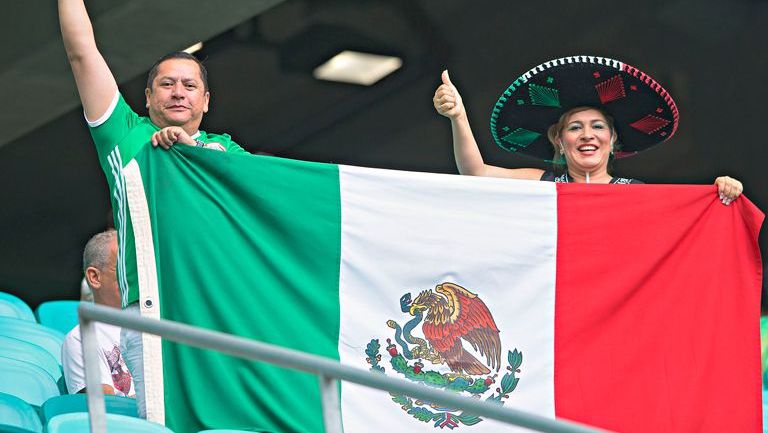 Aficionados mexicanos saludan desde la Arena Fonte Nova