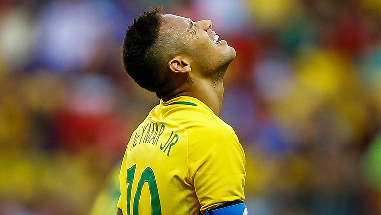 Neymar se lamenta en juego contra Sudáfrica