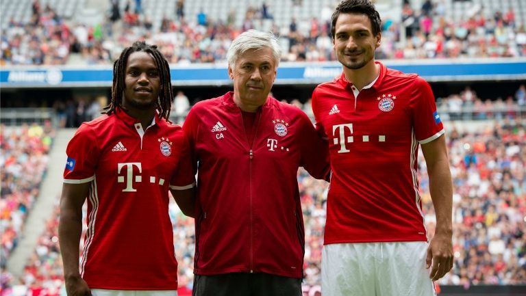 Hummels y Sanchez, portando la camiseta del Bayern con Ancelotti