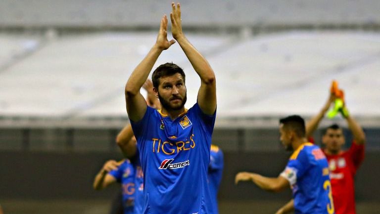 Gignac saluda a la gente tras el partido de Tigres con América