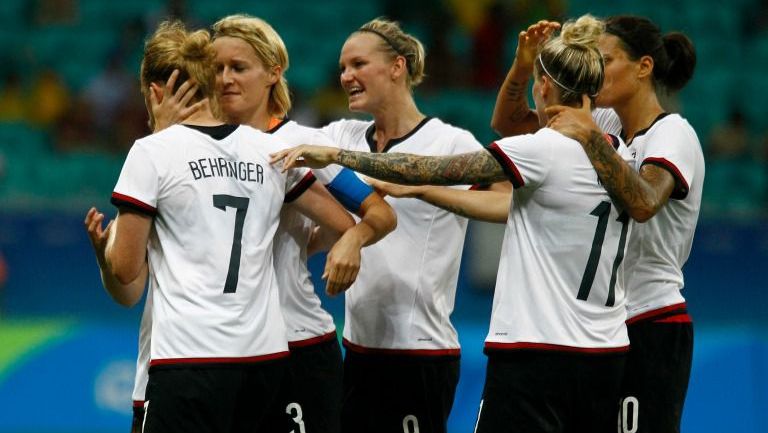 Jugadoras de Alemania celebran el gol de Behringer contra China