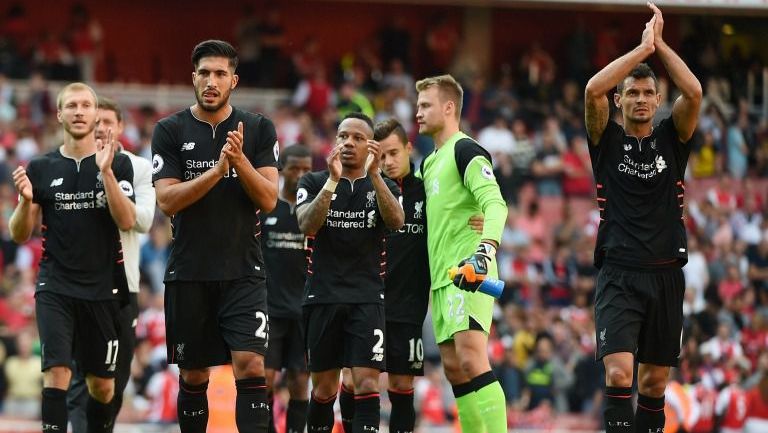 Jugadores de Liverpool fetejan su victoria contra el Arsenal en el Emirates Stadium