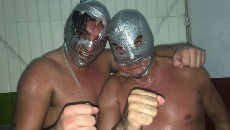 Santo Jr. e Hijo del Santo tras su lucha en The Crash