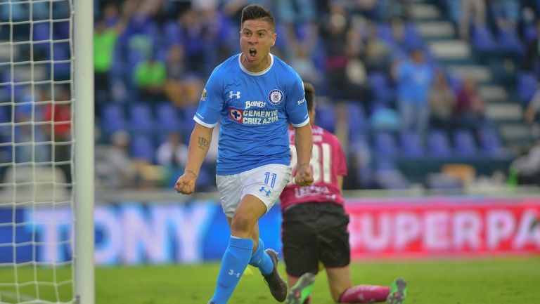 Jonathan Cristaldo festeja el gol que marcó a Santos