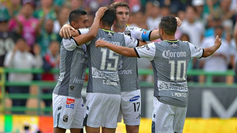 Jugadores de León celebran gol frente a Gallos