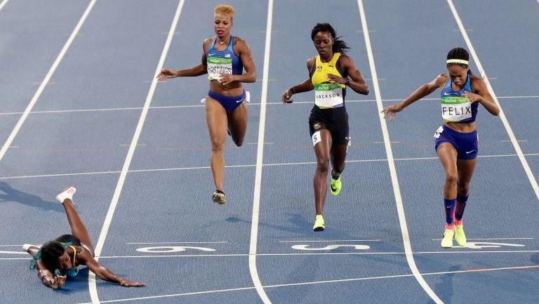 Shaunae Miller se lanza para llegar primera a la línea de meta 