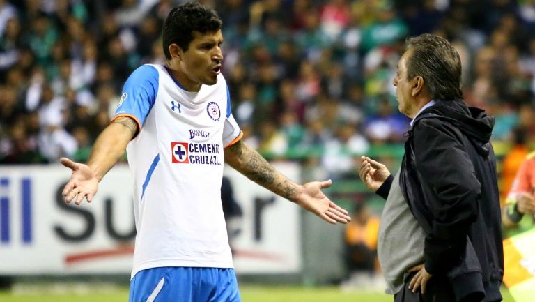 Maza Rodríguez discute con Tomás Boy en un partido de Cruz Azul