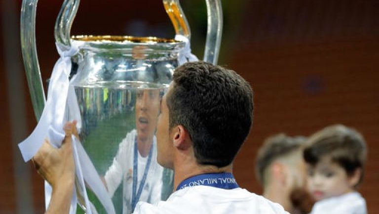 Cristiano, celebrando con trofeo en la Final de la Champions