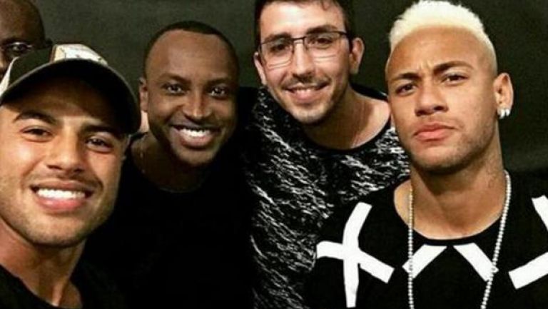 Neymar posa junto a varios amigos tras pintarse el cabello