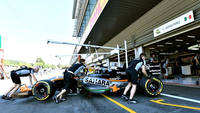 Sergio Pérez en pits durante la primera sesión del GP Bélgica