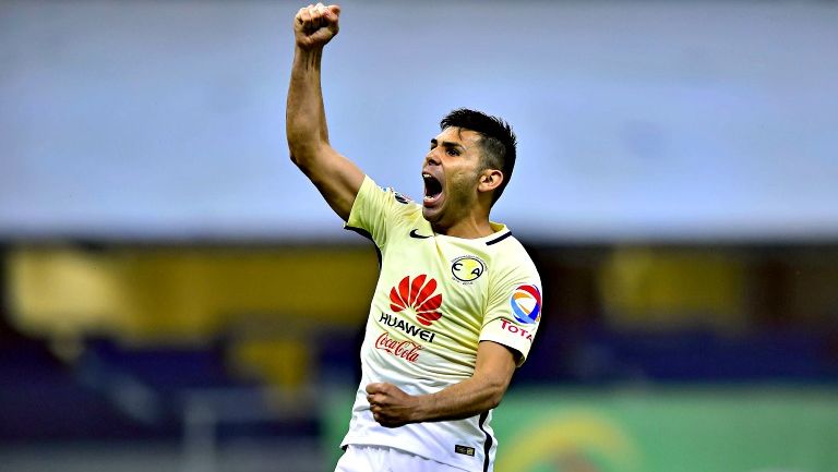 Silvio Romero festeja gol durante un partido de la Copa MX