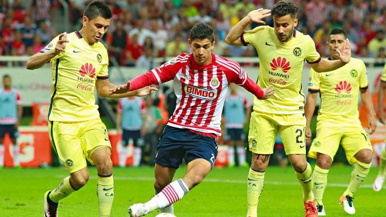 Zaldívar y Goltz pelean un balón durante el Clásico