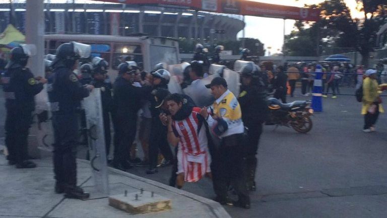 Aficionado de Chivas es sometido por elementos de seguridad