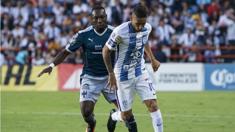 Urretaviscaya y Ayoví pelean un balón durante el partido