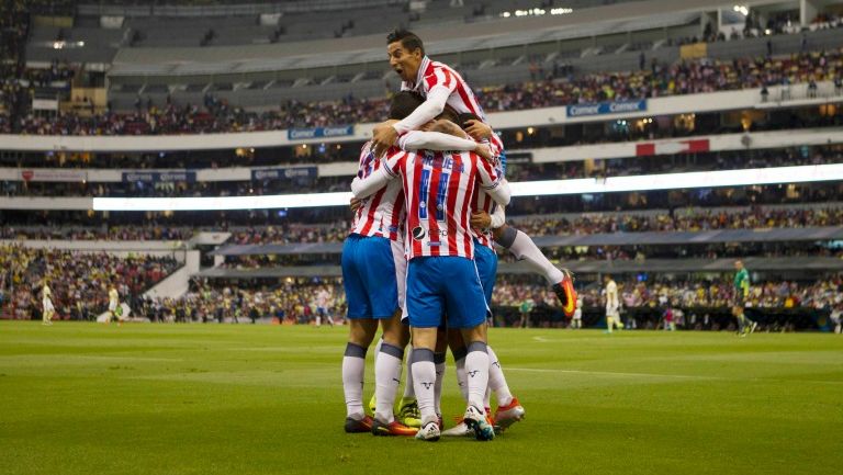 Jugadores de Chivas festejan el tercer gol contra América