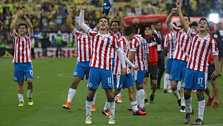 Jugadores de Chivas agradecen el apoyo a su afición en el Azteca