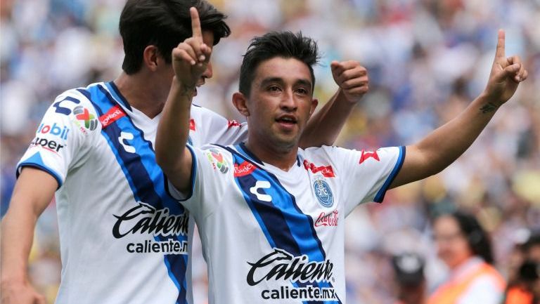 Christian 'Hobbit' Bermúdez celebra un gol con la playera de Puebla