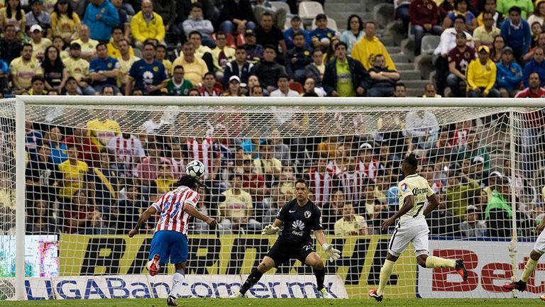 Momento en que Gullit Peña marca el tercer gol de Chivas en el Clásico