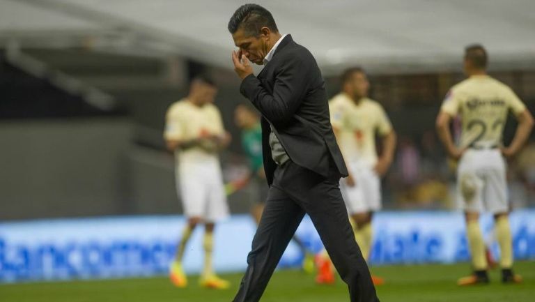 Nacho Ambriz sale de la cancha del Azteca tras caer en el Clásico