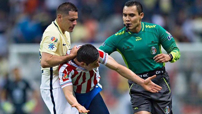 Pablo Aguilar comete una falta en el Clásico contra Chivas