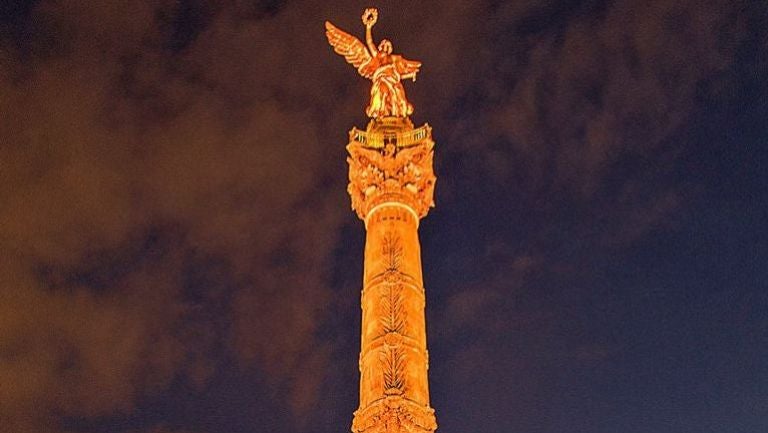 Así se vio el Ángel de la Independencia de amarillo