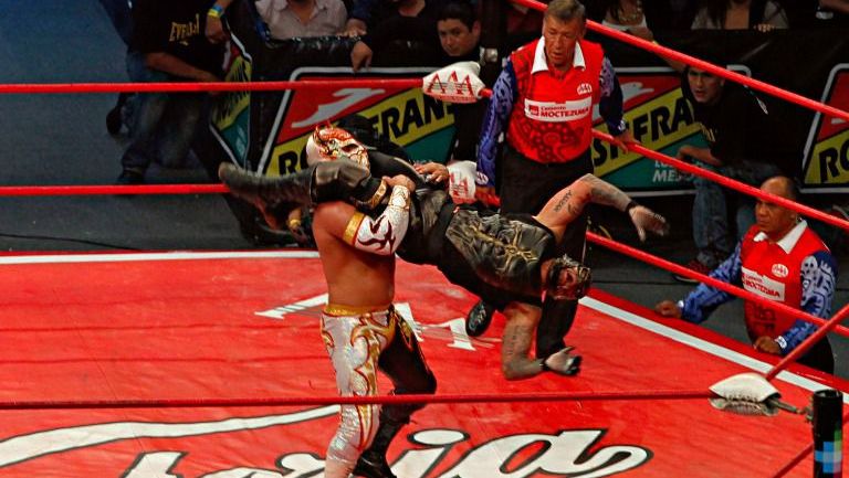 Rey Mysterio, enfrentando a Myzteziz en Triplemanía