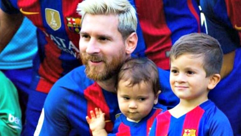 Lionel Messi con sus dos hijos en un partido del Barcelona