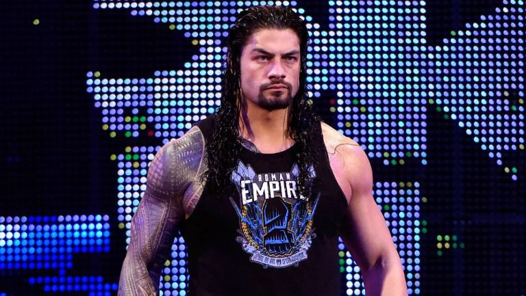 Roman Reigns hace su entrada