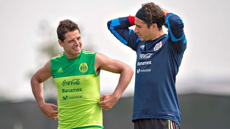 Guillermo Ochoa y Chicharito Hernández platican en un entrenamiento con el Tri