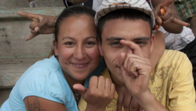 Un par de jóvenes inhalan una sustancia tóxica