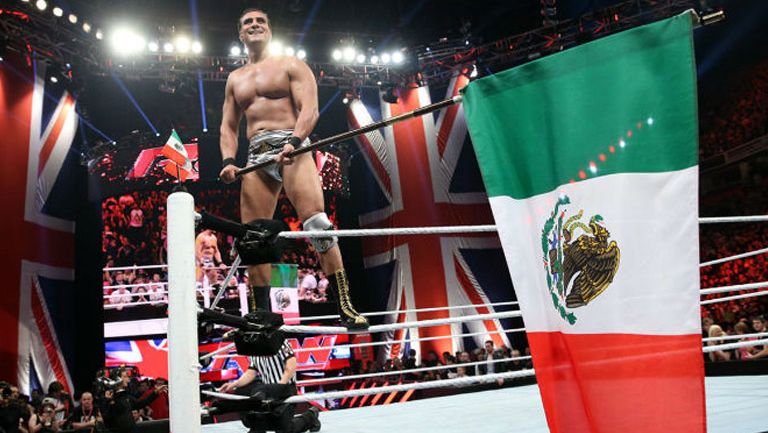 El Patrón Alberto, celebrando con la bandera de México