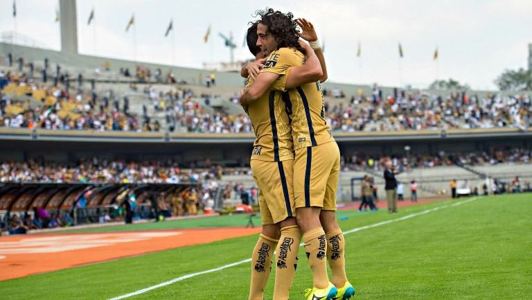 Britos y Barrera festejan uno de los goles de Pumas 