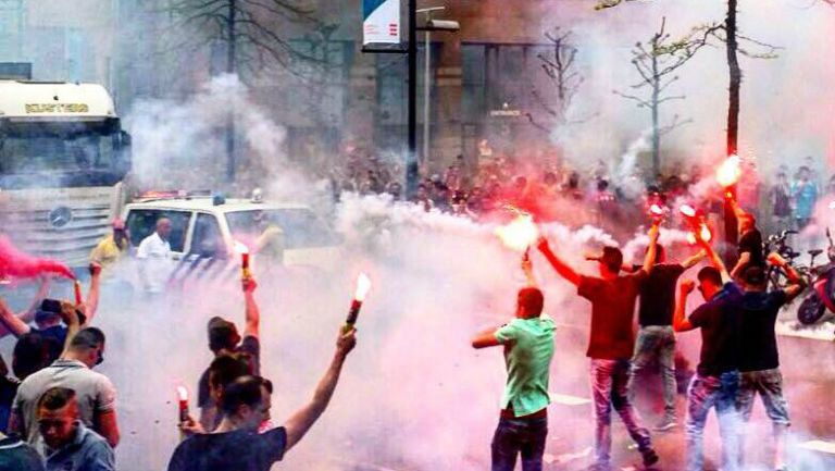 Seguidores del PSV prenden bengalas en las calles de Eindhoven