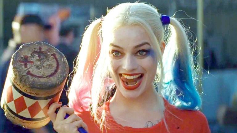 La bella actriz Margot Robbie da vida a Harley Quinn