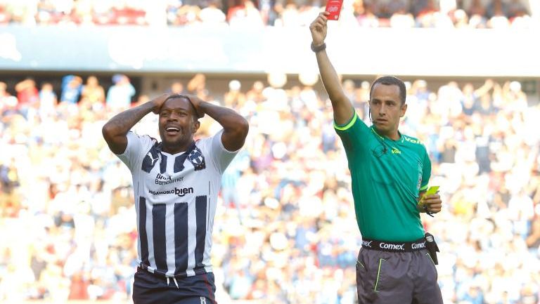 Galvan Basulto muestra la tarjeta roja a Dorlan Pabón en duelo contra Gallos