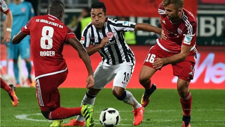 Marco Fabián conduce el balón entre dos jugadores del Ingolstadt