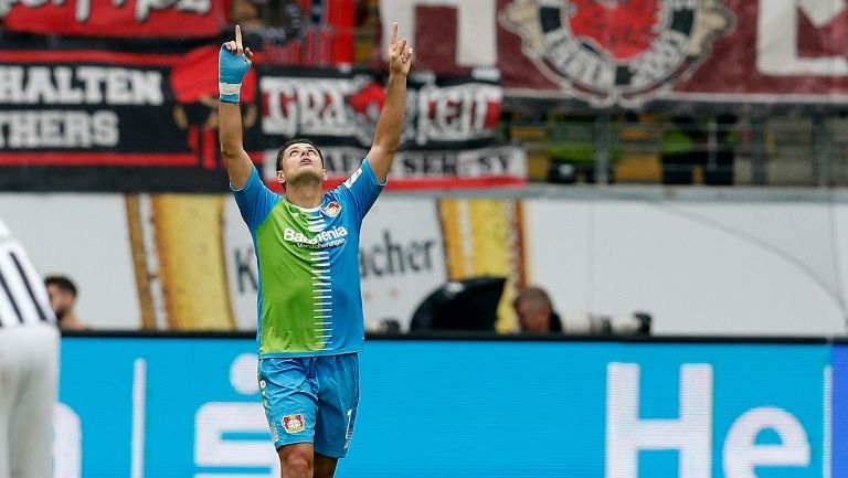 Javier Hernández festeja un gol con Bayer Leverkusen