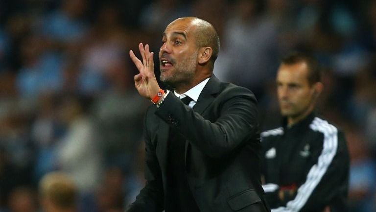 Guardiola dando indicaciones con el Manchester City