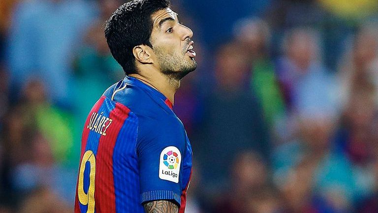 Luis Suárez reclama durante el juego contra Atlético de Madrid