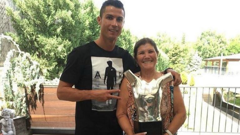 CR7 y su madre, con el trofeo al mejor jugador de Europa 