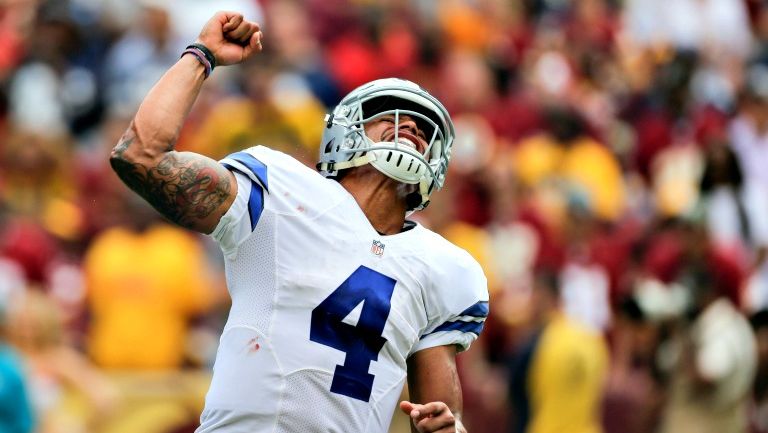 Dak Prescott celebra touchdown en contra de Washington