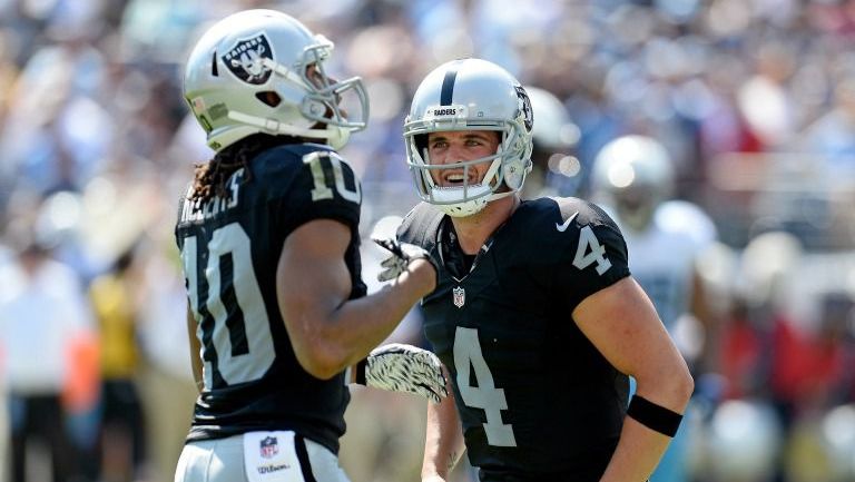 Derek Carr y Seth Roberts celebran durante el partido de los Raiders 