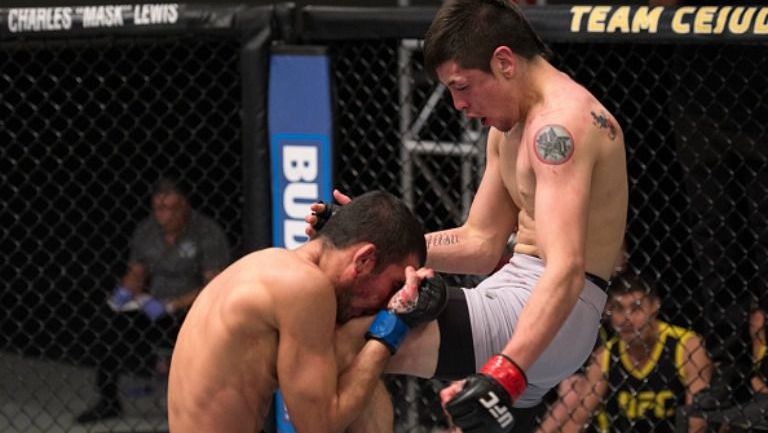 Moreno golpea a uno de sus rivales en The Ultimate Fighter