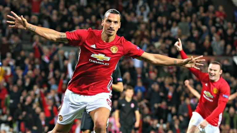 Zlatan celebra después de anotar en Europa League