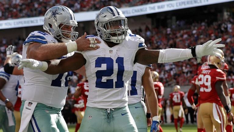 Ezequiel Elliott celebra junto a Travis Frederick un touchdown contra los 49ers