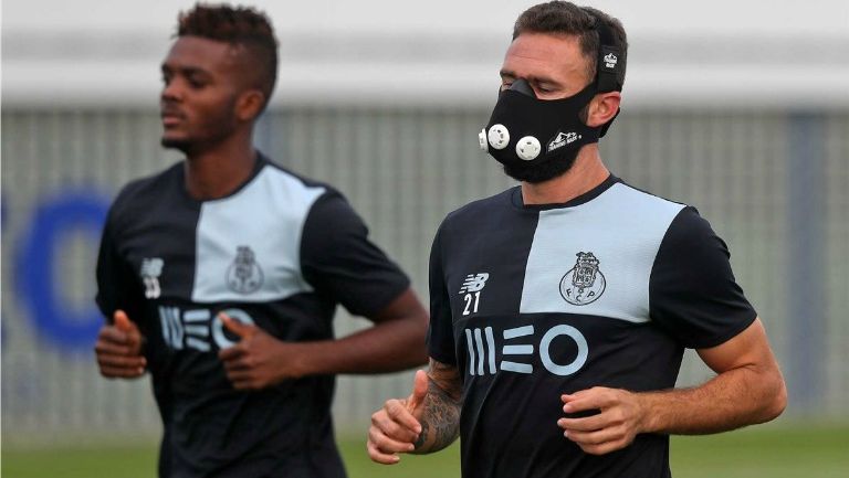 Layún utilizando una máscara en el entrenamiento del Porto