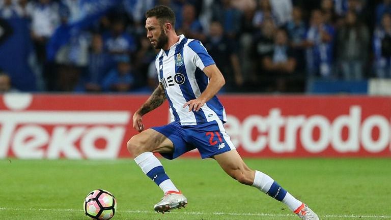 Miguel Layún durante un partido con el Porto