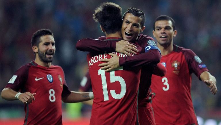 CR7 celebra con André Gomes después de marcar un gol contra Andorra